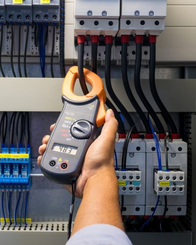 shutterstock_445814014 voltage current testing